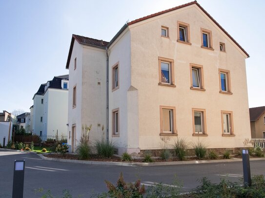 Gut geschnittene 2 Raumwohnung mit Laminatboden, Tageslichtbad mit Wanne, Stellplatz