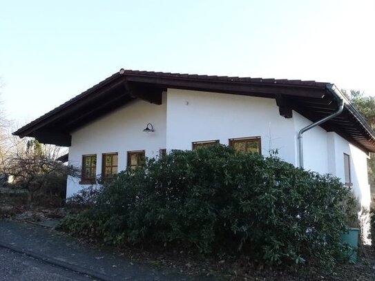 GEPFLEGTER BUNGALOW IM LANDHAUS-STIL MIT KELLER, SAUNA UND GARAGE IN RUHIGER UND BELIEBTER WOHNLAGE VON 66969 LEMBERG-L…