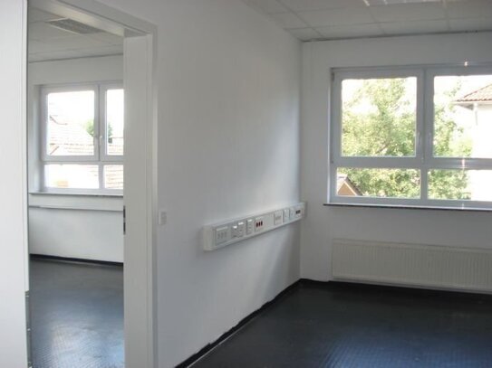 Großzügige Büro-/Praxisfläche (ca. 390 m²) günstig zu vermieten