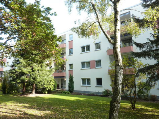 Modernisierte 4-Raum-Wohnung mit Balkon und Einbauküche in Schwalbach am Taunus