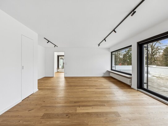 Luxuriöses Penthouse mit Dachterrasse und Ausblick auf eine historische Villa mit Parkanlage