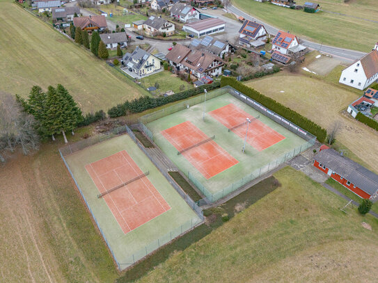 Großes Grundstück mit 3 Tennisplätzen in Seewald-Besenfeld