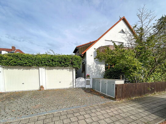 Charaktervolles Einfamilienhaus mit 2 Einliegerwohnungen und Doppelgarage in ruhiger Lage am Kanal