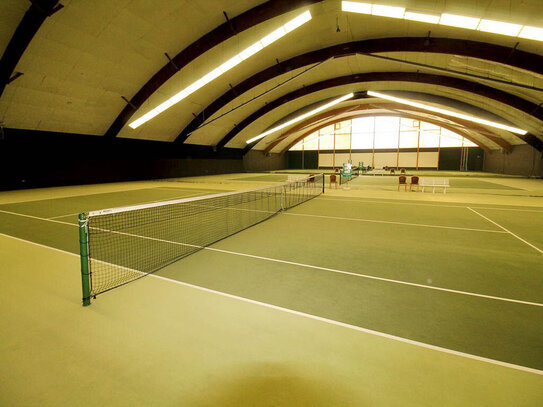 Tennishalle mit 3 Plätzen und Restaurantbetrieb - Umnutzung als z.B. Indoor-Kinderland evtl. möglich