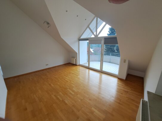 2,5 Zimmer DG-Wohnung mit Balkon und Tiefgaragenstellplatz in Esslingen-Hegensberg