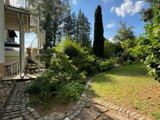 Sehr gepflegtes 2-Familienhaus mit Gartenparadies + Garage