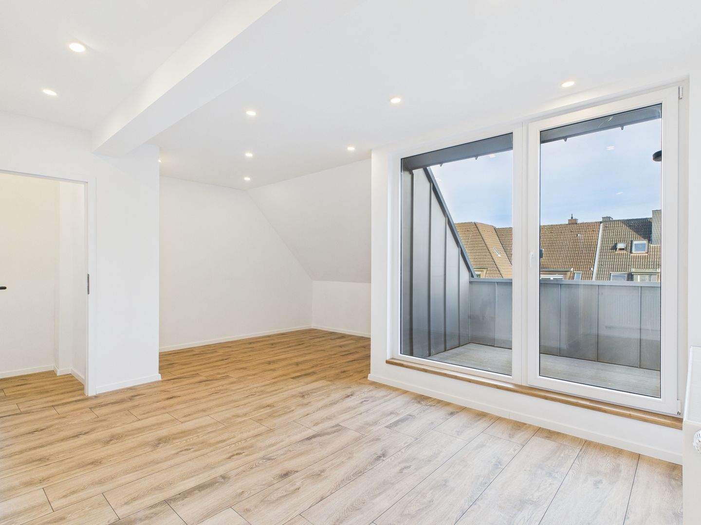 Kernsanierte Dachgeschosswohnung mit Dachloggia & Spitzboden - Top-Lage Essen-Altenessen