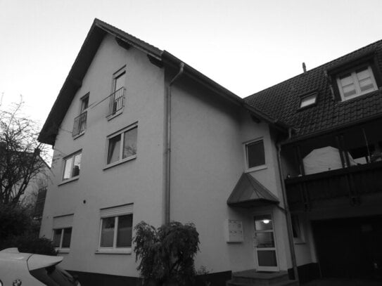 Charmante Dachgeschosswohnung mit Balkon und Einbauküche - zentral in Weinheim!