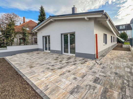 Zögern Sie nicht: Dank Erstbezug und gehobener Ausstattung energieeffizienter Bungalow mit Garten