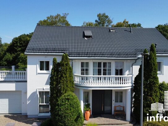 Traumhafte Villa in bester Lage von Gersthofen, mit Pool!