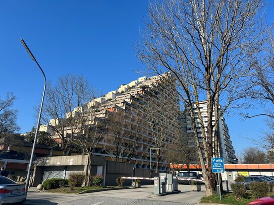 SOLIDE VERMIETETE 1-ZIMMER-WOHNUNG MIT GROßER LOGGIA IN OBERFÖHRING/PHARAOHAUS***