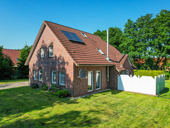 Großzügiges Einfamilienhaus mit Kamin und Carport