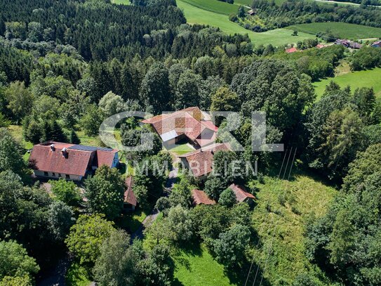 Ehemalige Hofstelle mit landwirtschaftlichen Flächen in Neukirchen