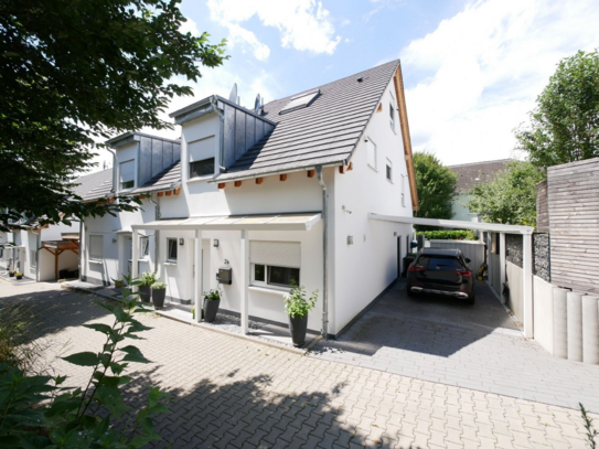 Energiesparhaus der KfW-70-Klasse, voll unterkellert mit Carport und Stellplatz in ruhiger Lage zu verkaufen.