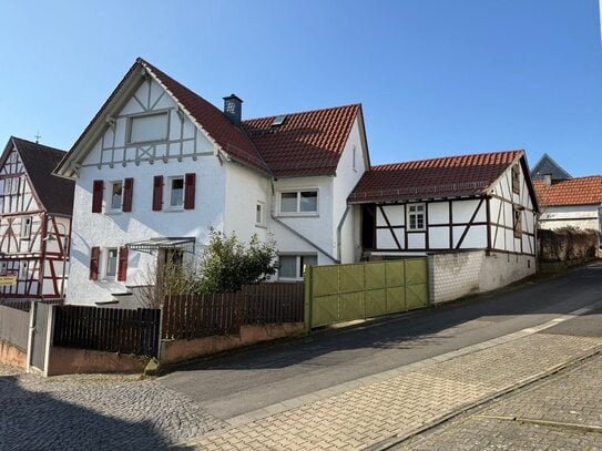 Charmantes Ein- bis Zweifamilienhaus im Herzen von Schöneck-Kilianstädten