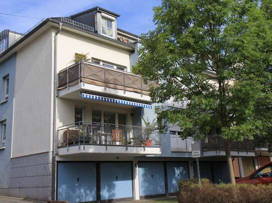 moderne 3-Raum-Wohnung mit Balkon, viel Licht, fußläufig zur Innenstadt, Einzelgarage