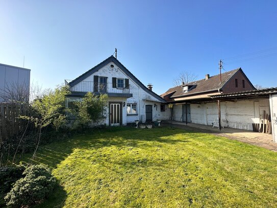 Einfamilienhaus mit viel Potenzial und freiem Bauplatz in Willich-Anrath