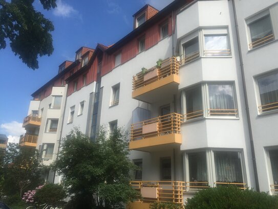 Blick ins Grüne: Helle 2-Zimmer-Wohnung mit Balkon und TG Stellplatz!!!