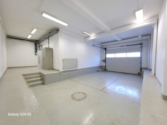 Gewerbehalle_Studio_Werkstatt mit Rolltor und Büro am Bahnhof Müllheim