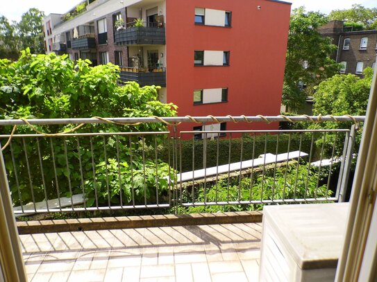 Lichtdurchflutete, bezugsfreie Zweizim.-Balkon-Wohnung 2. OG. mit Aufzug, und Pkw-Stellplatz in der TG, in Köln-Ehrenfe…