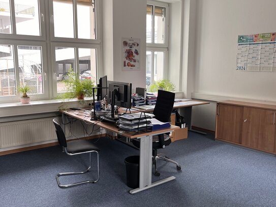 Bürofläche mit großem Lager