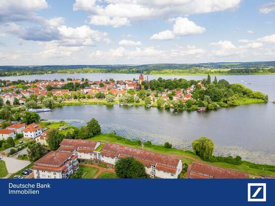 Panoramablick auf die Insel Werder: Exklusive Kapitalanlage mit Bootssteg & Tiefgaragenstellplatz