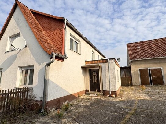 Landleben pur: Einfamilienhaus mit Stallungen, Garten und großem Grundstück in Schköna