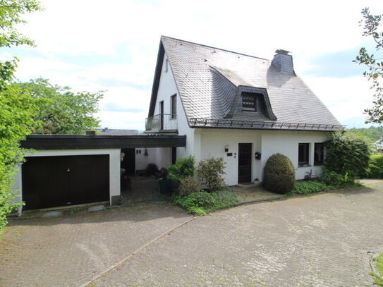 Beeindruckendes Architektenhaus mit partiellem Blick auf den Sorpesee