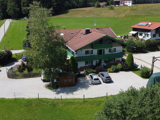 Bauernhaus bei Siegsdorf - 5 Wohneinheiten - Stall - Tenne - 8.000qm Stellplatzfläche