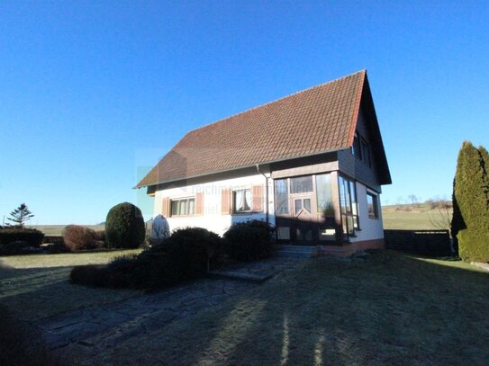 Einfamilienhaus mit Garten und Gartenhaus in Hüfingen-Hausen vor Wald.