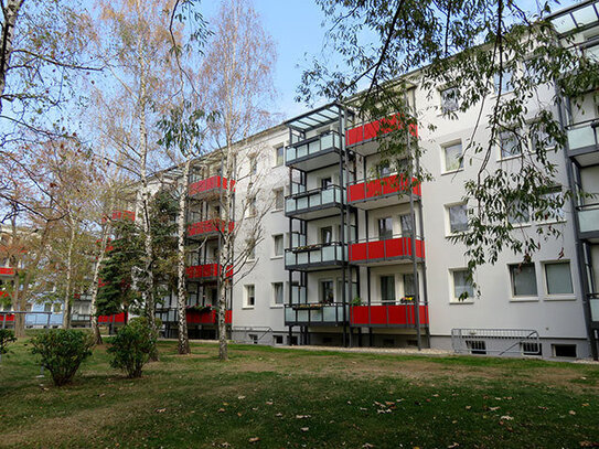 Helle 2-Raumwohnung mit Wanne und großem Balkon