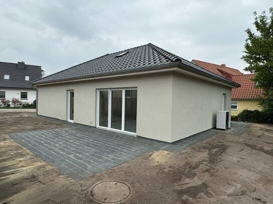 Bungalow-Neubau, Erstbezug schlüsselfertig in Baulücke in Neuenkirchen bei Soltau, in wenigen Wochen bezugsfertig.