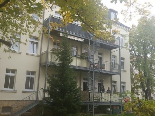 schöne,helle 3-Zi.Whg.,renoviert,gr.Balkon,teilmöbliert-neue Einbauküche,PKW-Stellpl.,Bestlage Gohlis ruhig,grün