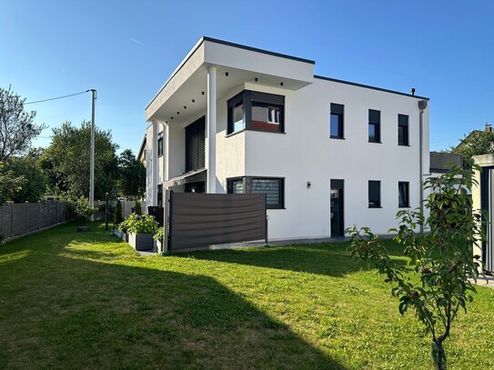 Versteckte Villa mit moderner Architektur - Ihr Traumhaus wartet auf Sie!