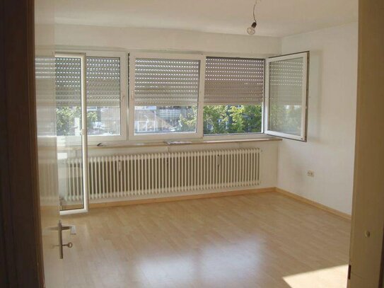 Sehr schöne, helle 1 Zi- Wohnung mit EBK, Balkon und Tiefgaragenstellplatz in Augsburg