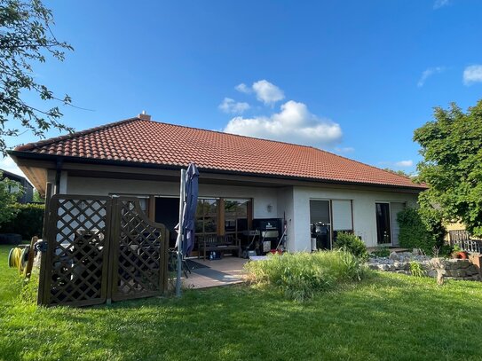 „Bungalow“ mit Walmdach in der Stadt Eschwege, massiver Vollkeller, Garten, Carport, ruhige Wohnlage