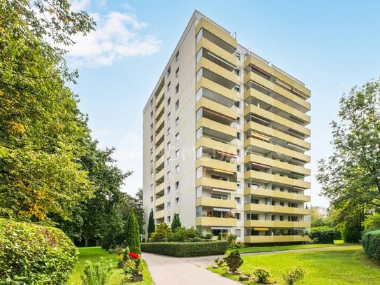 2009 komplett modernisierte 4-Zimmer-Wohnung mit großer Loggia und Blick ins Grüne. Erbpacht!