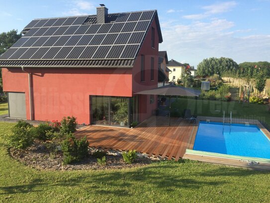 *Erstklassiges Niedrigenergiehaus mit Pool, Kamin, Wärmepumpe, PV-Anlage und Doppelgarage auf großem Grundstück in bege…