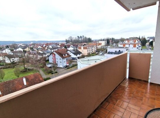 Schöne 3-Zi-Wgh. mit Aussichtsbalkon, EBK, TG-Stellpl.