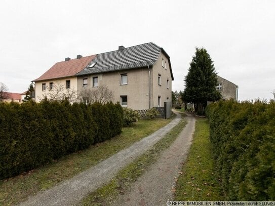 Doppelhaushälfte mit Hofstelle und großzügigem Grundstück