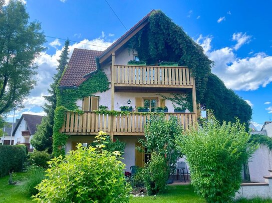 2-Familienhaus mit Ferien-Wohnungen, DG-Ausbau vorbereitet, 3er Carport und 4 STP in Waldberg kaufen