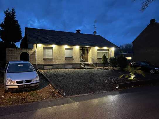 Freistehendes Wohnhaus mit schönem Garten, funktionellem Keller und kürzlich modernisiert.