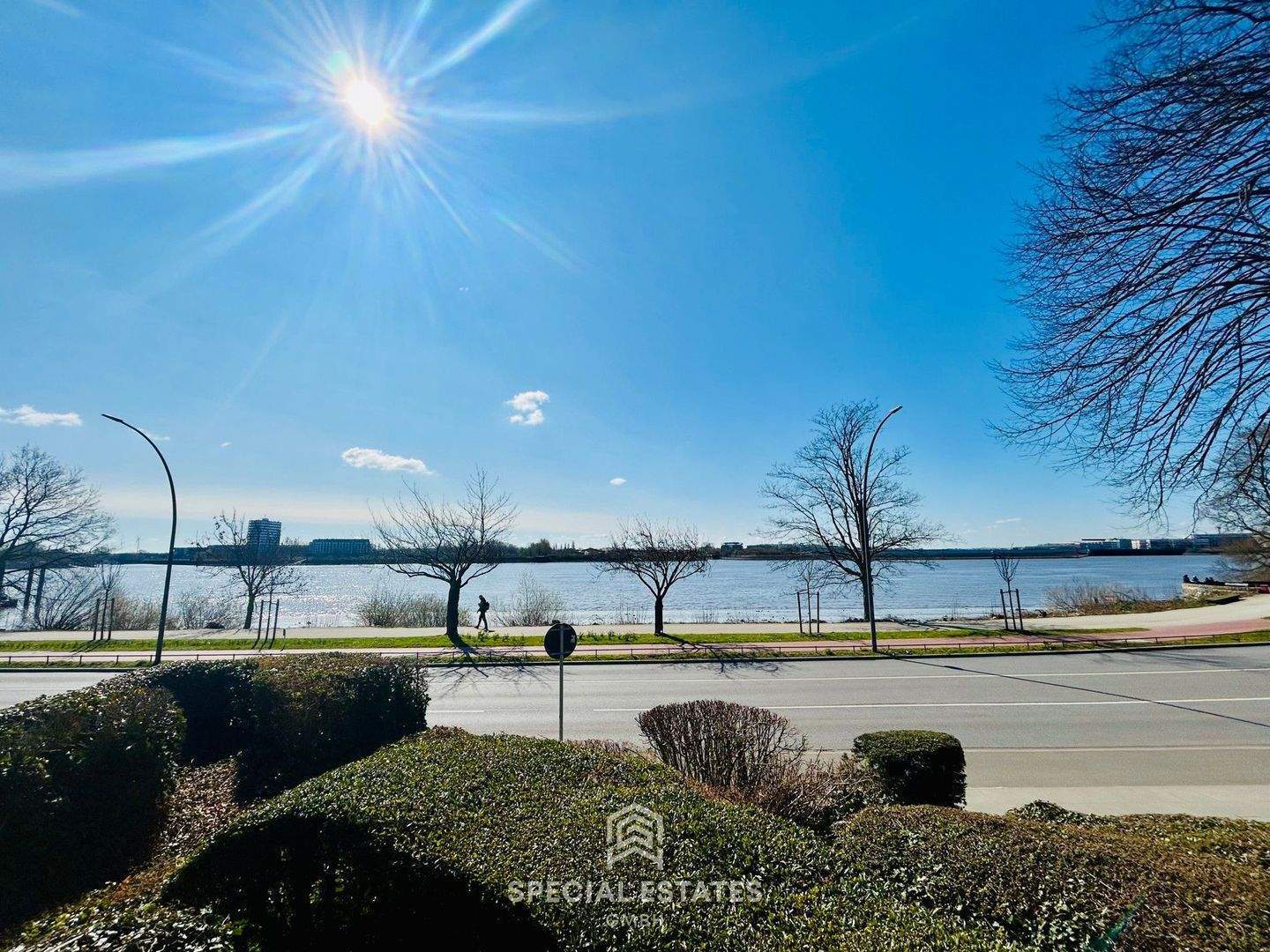 Traumhafte 2-Zimmerwohnung in Nienstedten mit direktem Elbblick und großer Terrasse!