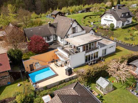 Urlaub in den eigenen vier Wänden: Großes Einfamilienhaus mit Pool und tollem Ausblick in Werdohl!