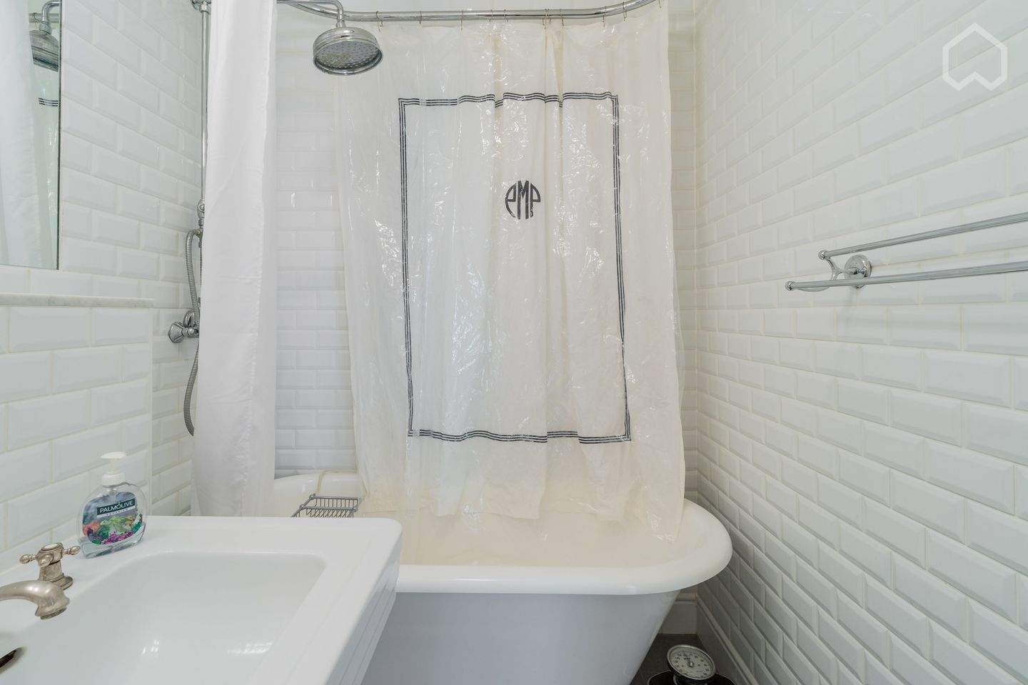 Lichtdurchflutete geräumige Wohnung mit großer Wohnküche, Balkon & freistehender Badewanne direkt am Weinbergspark in Berlin - Mitte - Photo 1