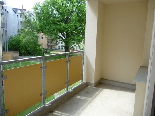 geräumige 4- Raumwohnung mit Balkon, Fahrstuhl und Gäste WC !