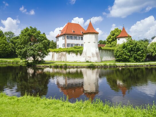 Obermenzing. Traumgrundstück mit Bestandsgebäude am Schloss Blutenburg.