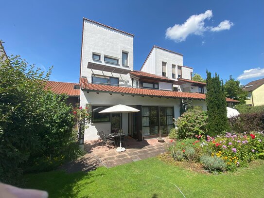 Lichtdurchflutetes Einfamilienhaus mit einem gepflegten Garten, ein architektonisches Juwel