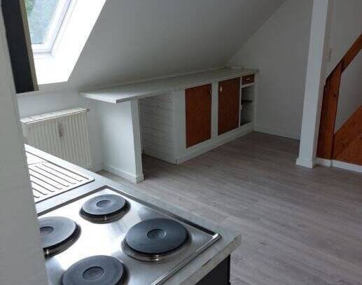 kleines Dachgeschossappartement, Küche, Einbaumöbel, ruhige Nebenstraße, Mietergarten