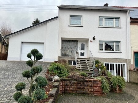 Gepflegtes Einfamilienhaus mit schönem Garten und Garage in ruhiger Lage von Schmelz